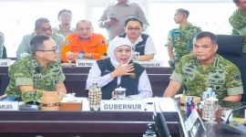 Gubernur Jawa Timur Khofifah Indar Parawansa bersama Kepala BNPB dan KSAD dalam rapat koordinasi penanganan karhutla di Kota Batu, Jumat (23/10/2026). (Foto:Humas Pemprov/RadarBangsa.co.id ).