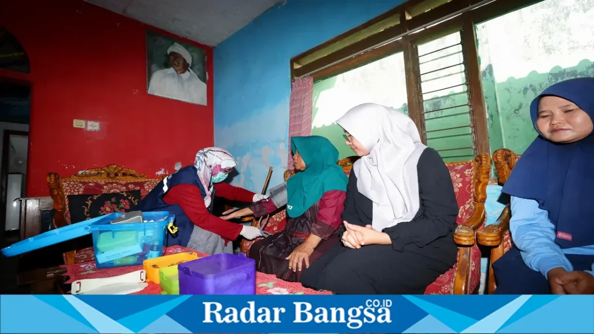 Bupati Banyuwangi Ipuk Fiestiandani mengunjungi lansia penerima manfaat program Rantang Kasih. (Dok. Ho/Pemkab Banyuwangi/RadarBangsa.co.id).