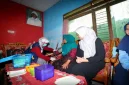 Bupati Banyuwangi Ipuk Fiestiandani mengunjungi lansia penerima manfaat program Rantang Kasih. (Dok. Ho/Pemkab Banyuwangi/RadarBangsa.co.id).