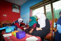 Bupati Banyuwangi Ipuk Fiestiandani mengunjungi lansia penerima manfaat program Rantang Kasih. (Dok. Ho/Pemkab Banyuwangi/RadarBangsa.co.id).