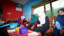 Bupati Banyuwangi Ipuk Fiestiandani mengunjungi lansia penerima manfaat program Rantang Kasih. (Dok. Ho/Pemkab Banyuwangi/RadarBangsa.co.id).