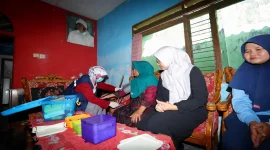 Bupati Banyuwangi Ipuk Fiestiandani mengunjungi lansia penerima manfaat program Rantang Kasih. (Dok. Ho/Pemkab Banyuwangi/RadarBangsa.co.id).