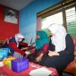 Bupati Banyuwangi Ipuk Fiestiandani mengunjungi lansia penerima manfaat program Rantang Kasih. (Dok. Ho/Pemkab Banyuwangi/RadarBangsa.co.id).
