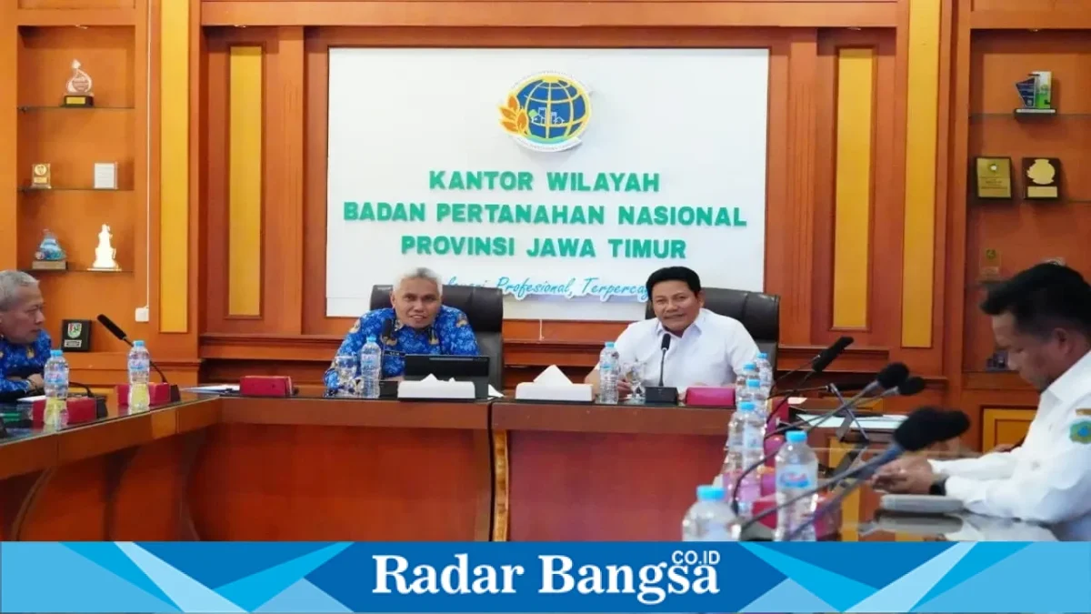 Bupati Sidoarjo Subandi bersama Kepala Kanwil BPN Jawa Timur M. Naim dalam pembahasan pengadaan lahan Flyover Gedangan. Rabu, 28 Oktober 2026 (Foto: Ho/Kominfo Kabupaten Sidoarjo).