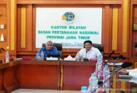 Bupati Sidoarjo Subandi bersama Kepala Kanwil BPN Jawa Timur M. Naim dalam pembahasan pengadaan lahan Flyover Gedangan. Rabu, 28 Oktober 2026 (Foto: Ho/Kominfo Kabupaten Sidoarjo).