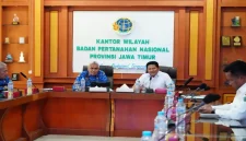 Bupati Sidoarjo Subandi bersama Kepala Kanwil BPN Jawa Timur M. Naim dalam pembahasan pengadaan lahan Flyover Gedangan. Rabu, 28 Oktober 2026 (Foto: Ho/Kominfo Kabupaten Sidoarjo).