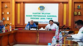 Bupati Sidoarjo Subandi bersama Kepala Kanwil BPN Jawa Timur M. Naim dalam pembahasan pengadaan lahan Flyover Gedangan. Rabu, 28 Oktober 2026 (Foto: Ho/Kominfo Kabupaten Sidoarjo).