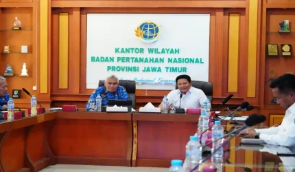 Bupati Sidoarjo Subandi dan Kepala Kanwil BPN Jawa Timur M. Naim membahas pengadaan lahan Flyover Gedangan.