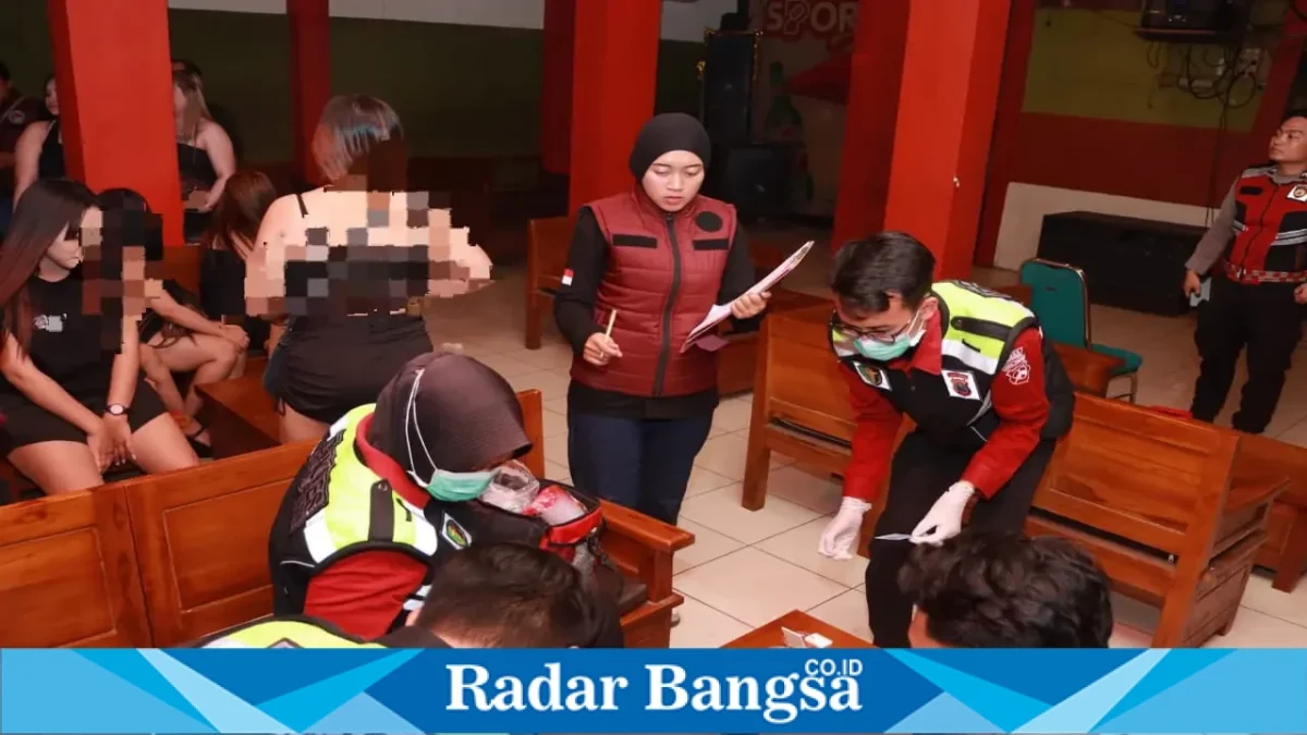 Petugas gabungan Polres Lamongan melaksanakan razia pencegahan penyalahgunaan narkoba di tempat hiburan malam, Selasa (13/10/2026). (Dok. Ho/RadarBangsa.co.id)