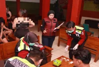 Petugas gabungan Polres Lamongan melaksanakan razia pencegahan penyalahgunaan narkoba di tempat hiburan malam, Selasa (13/10/2026). (Dok. Ho/RadarBangsa.co.id)