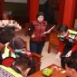 Petugas gabungan Polres Lamongan melaksanakan razia pencegahan penyalahgunaan narkoba di tempat hiburan malam, Selasa (13/10/2026). (Dok. Ho/RadarBangsa.co.id)