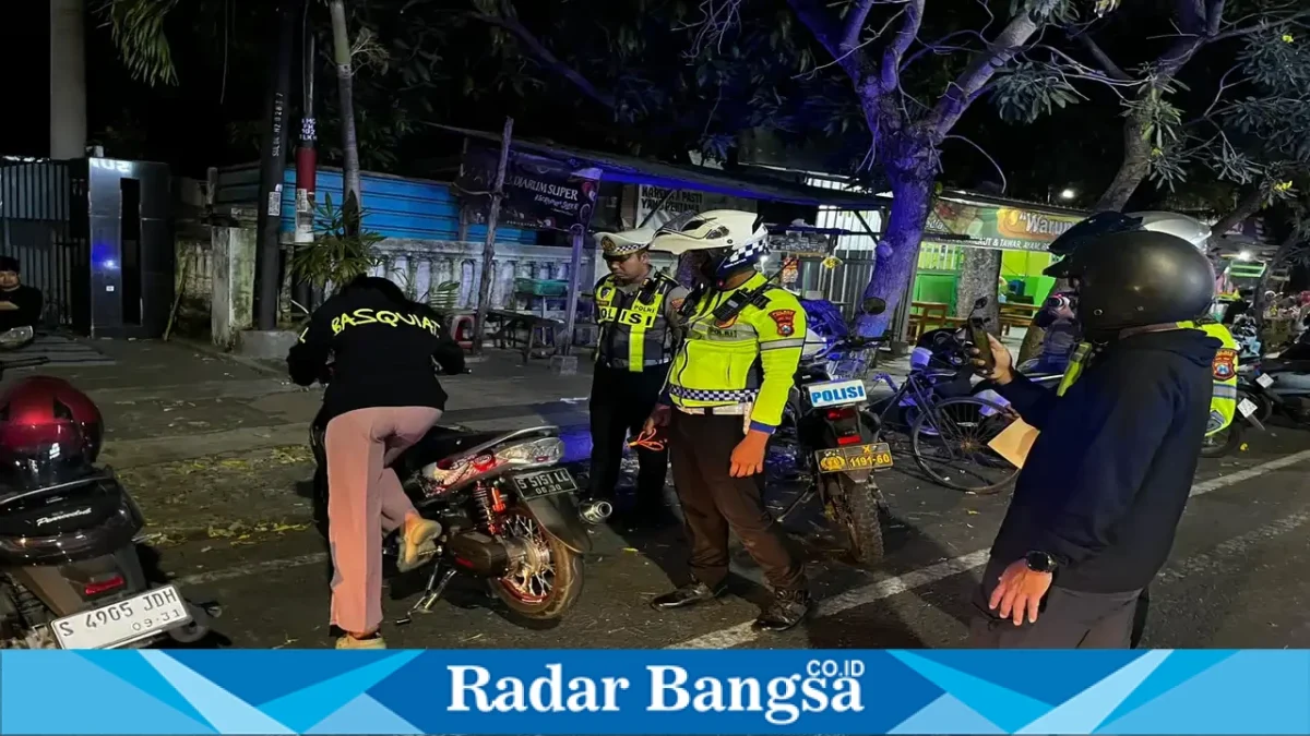 Petugas Polres Lamongan melaksanakan razia akhir pekan untuk menjaga keamanan dan ketertiban masyarakat. (Dok. Ho/Polres Lamongan/RadarBangsa.co.id).