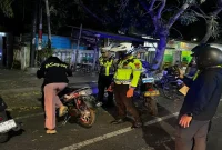 Petugas Polres Lamongan melaksanakan razia akhir pekan untuk menjaga keamanan dan ketertiban masyarakat. (Dok. Ho/Polres Lamongan/RadarBangsa.co.id).