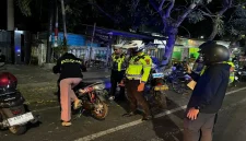 Petugas Polres Lamongan melaksanakan razia akhir pekan untuk menjaga keamanan dan ketertiban masyarakat. (Dok. Ho/Polres Lamongan/RadarBangsa.co.id).