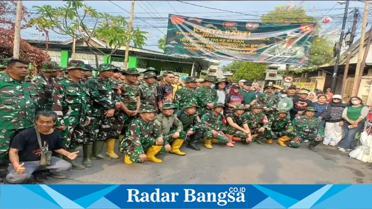 TNI-Polri, aparatur pemerintah, dan warga saat mengikuti kerja bakti Resik-Resik Kali di Jalan Abimanyu, Kelurahan Pendrikan Lor, Kota Semarang, Jumat (9/10/2026). (Dok. Ho/RadarBangsa.co.id)