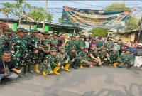 TNI-Polri, aparatur pemerintah, dan warga saat mengikuti kerja bakti Resik-Resik Kali di Jalan Abimanyu, Kelurahan Pendrikan Lor, Kota Semarang, Jumat (9/10/2026). (Dok. Ho/RadarBangsa.co.id)