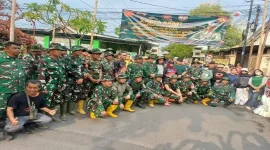 TNI-Polri, aparatur pemerintah, dan warga saat mengikuti kerja bakti Resik-Resik Kali di Jalan Abimanyu, Kelurahan Pendrikan Lor, Kota Semarang, Jumat (9/10/2026). (Dok. Ho/RadarBangsa.co.id)