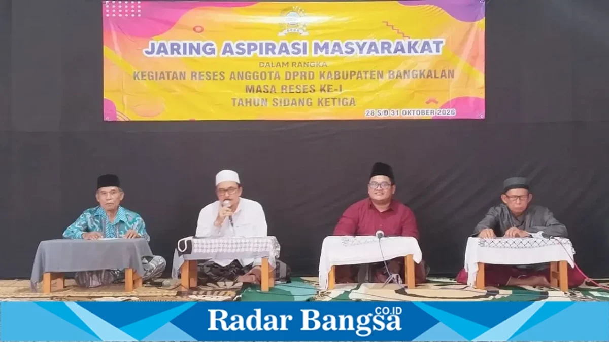 RA. Rifqi Khulaify saat menggelar reses dan menyerap aspirasi masyarakat di halaman PP Darul Kholil, Kelurahan Tunjung, Kecamatan Burneh, Kabupaten Bangkalan, Minggu (29/10/2026). (Dok. Ho/RadarBangsa.co.id)