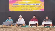 RA. Rifqi Khulaify saat menggelar reses dan menyerap aspirasi masyarakat di halaman PP Darul Kholil, Kelurahan Tunjung, Kecamatan Burneh, Kabupaten Bangkalan, Minggu (29/10/2026). (Dok. Ho/RadarBangsa.co.id)
