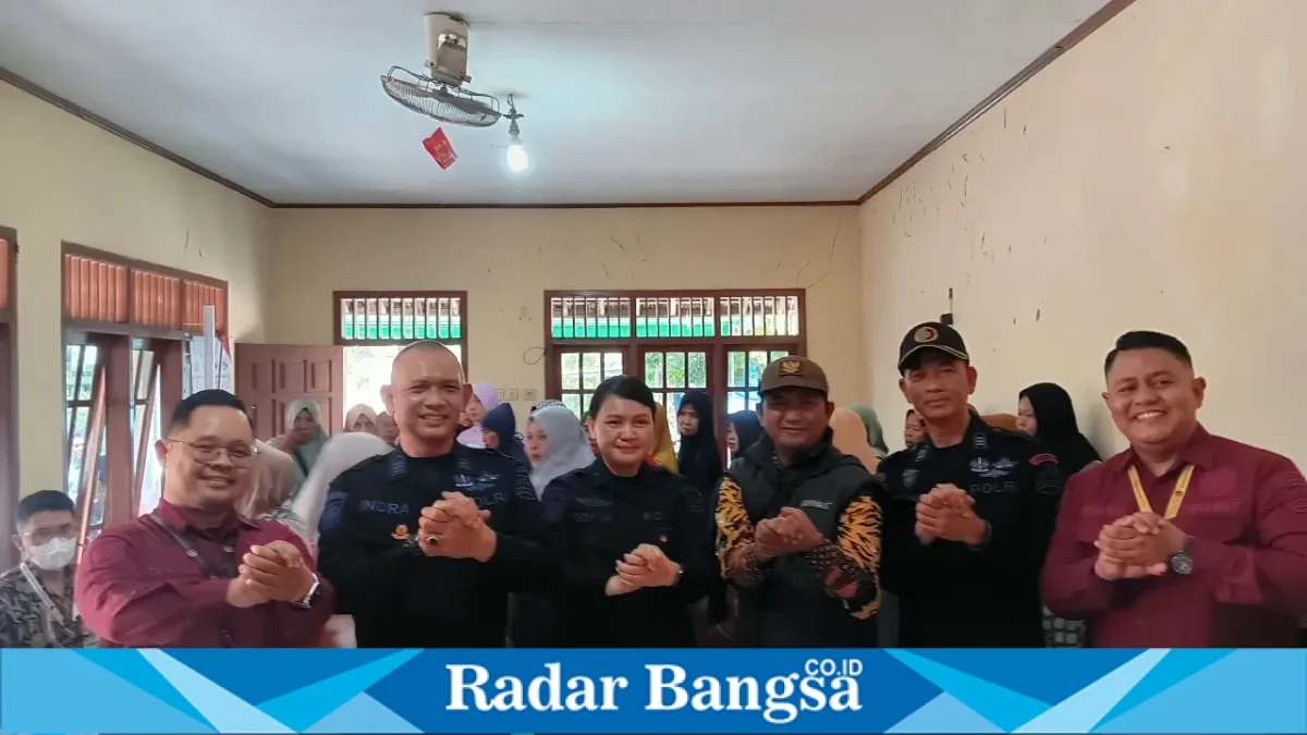 Tim RS Bhayangkara TK III Pusdik Watukosek menggelar bakti sosial pemeriksaan kesehatan gratis bagi warga Dusun Pabean, Desa Kejapanan, Kecamatan Gempol, Kabupaten Pasuruan, Jumat (16/10/2026). (Dok. Ho/RadarBangsa.co.id)