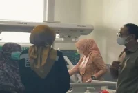 Direktur RSUD H. Moh Ruslan Kota Mataram memberikan keterangan terkait penanganan korban pembacokan. (Dok. Ho/RadarBangsa.co.id).