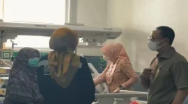 Direktur RSUD H. Moh Ruslan Kota Mataram memberikan keterangan terkait penanganan korban pembacokan. (Dok. Ho/RadarBangsa.co.id).