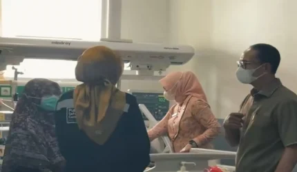 Direktur RSUD H. Moh Ruslan Kota Mataram saat memberikan keterangan mengenai penanganan korban pembacokan.