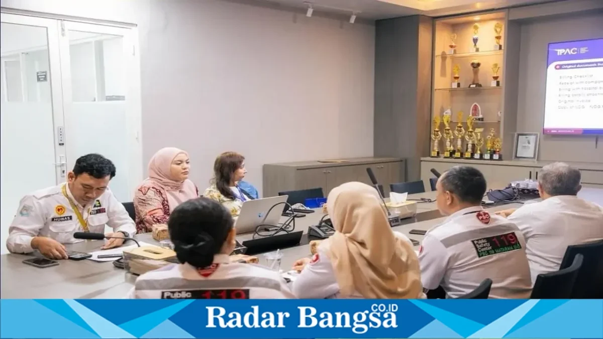 Perwakilan IPAC Assistance bersama jajaran direksi RSUD H. Moh. Ruslan Kota Mataram saat pertemuan di Aula Manajemen RSUD H. Moh. Ruslan Kota Mataram, Rabu (21/10/2026). (Dok. Ho/RadarBangsa.co.id)