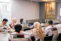 Perwakilan IPAC Assistance bersama jajaran direksi RSUD H. Moh. Ruslan Kota Mataram saat pertemuan di Aula Manajemen RSUD H. Moh. Ruslan Kota Mataram, Rabu (21/10/2026). (Dok. Ho/RadarBangsa.co.id)