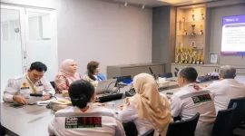 Perwakilan IPAC Assistance bersama jajaran direksi RSUD H. Moh. Ruslan Kota Mataram saat pertemuan di Aula Manajemen RSUD H. Moh. Ruslan Kota Mataram, Rabu (21/10/2026). (Dok. Ho/RadarBangsa.co.id)