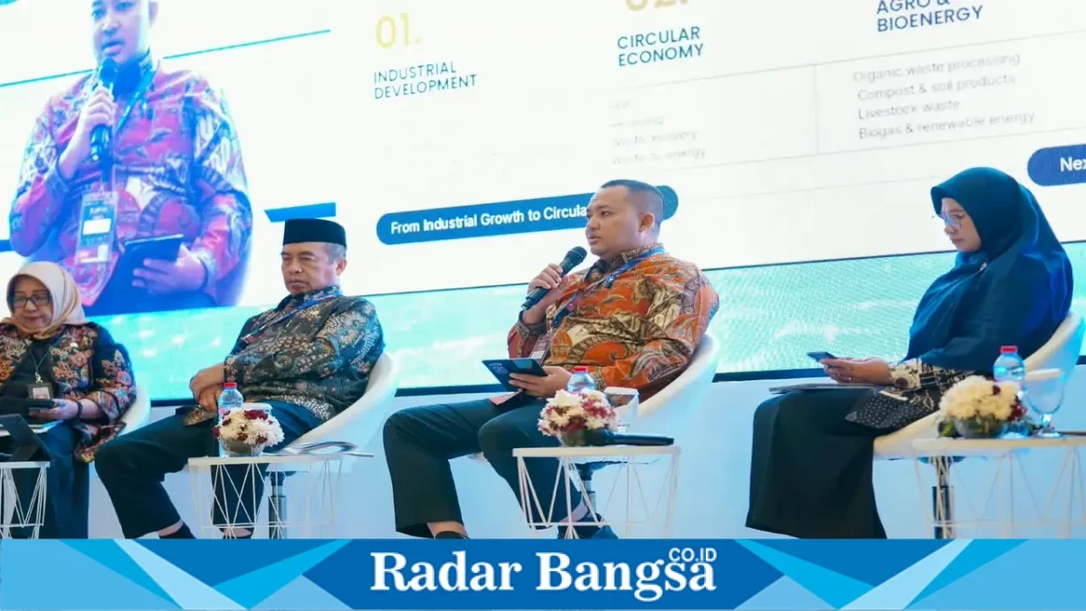 Bupati Pasuruan Rusdi Sutejo saat memaparkan potensi investasi Kabupaten Pasuruan dalam East Java Investment Forum (EJIF) 2026 di Surabaya, Senin (5/10/2026). (Dok. Ho/RadarBangsa.co.id)