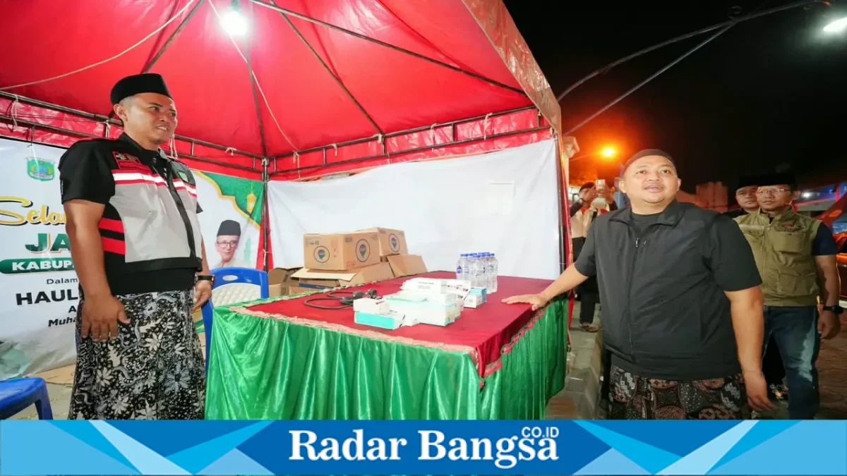 Bupati Pasuruan Rusdi Sutejo dan Wakil Bupati Shobih Asrori saat meninjau posko pelayanan jamaah Haul Solo 2026, Sabtu (3/10/2026). (Dok. Ho/RadarBangsa.co.id)