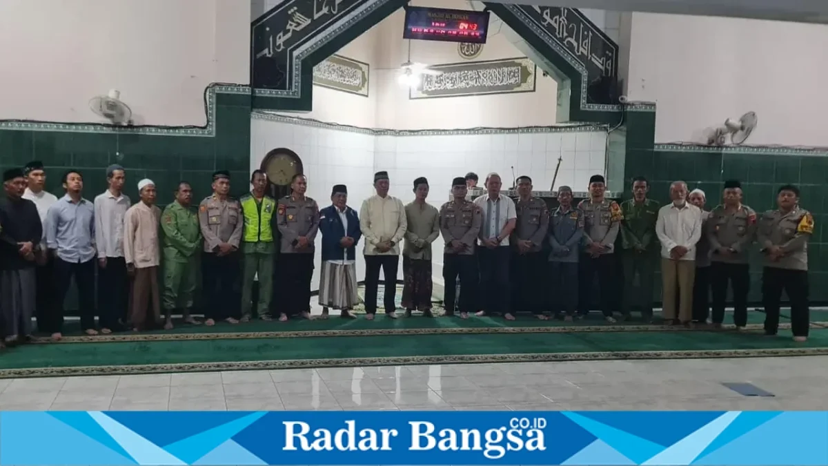 Kapolrestabes Semarang Kombes Pol. Erlin Tang Jaya saat mengikuti kegiatan Safari Sholat Subuh bersama jamaah di Masjid Al-Ikhlas, Semarang Timur, Sabtu (31/10/2026). (Dok. Humas Polrestabes Semarang)