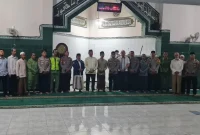Kapolrestabes Semarang Kombes Pol. Erlin Tang Jaya saat mengikuti kegiatan Safari Sholat Subuh bersama jamaah di Masjid Al-Ikhlas, Semarang Timur, Sabtu (31/10/2026). (Dok. Humas Polrestabes Semarang)