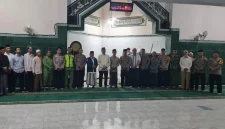 Kapolrestabes Semarang Kombes Pol. Erlin Tang Jaya saat mengikuti kegiatan Safari Sholat Subuh bersama jamaah di Masjid Al-Ikhlas, Semarang Timur, Sabtu (31/10/2026). (Dok. Humas Polrestabes Semarang)