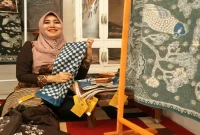 Anggota DPD RI Lia  Istifhama di Sanggar Batik Mbah Guru, Jumat (23/10/2026). (Dok Foto Ho/RadarBangsa.co.id)