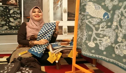 Endang Dzunuraini memperkenalkan batik tulis berbahan pewarna alami di Sanggar Batik Mbah Guru, Lamongan.