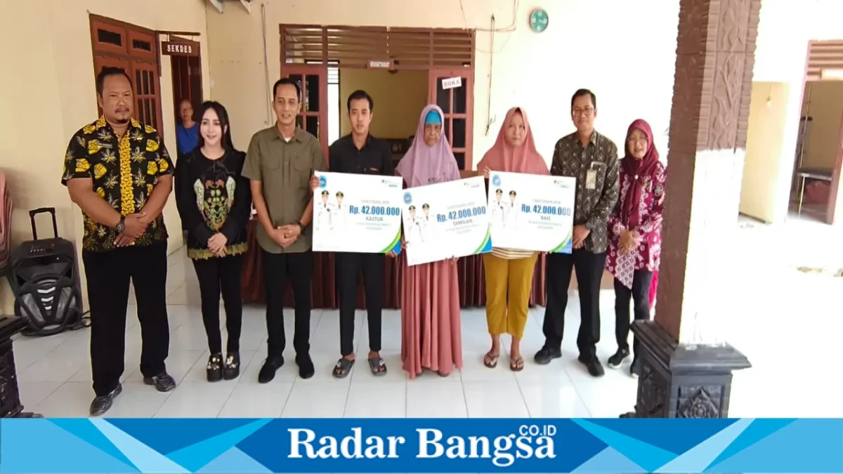 Penyerahan simbolis santunan Jaminan Kematian kepada ahli waris Ketua RT dan RW di Desa Kedungkumpul, Kecamatan Sukorame, Kamis (1/10/2026). (Dok. Ho/RadarBangsa.co.id)