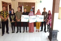 Penyerahan simbolis santunan Jaminan Kematian kepada ahli waris Ketua RT dan RW di Desa Kedungkumpul, Kecamatan Sukorame, Kamis (1/10/2026). (Dok. Ho/RadarBangsa.co.id)