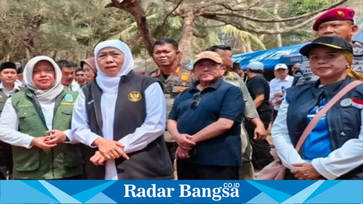 Gubernur Jawa Timur Khofifah Indar Parawansa saat menghadiri kegiatan Sapa Bansos dan Bakti Sosial di Pantai Slopeng, Kabupaten Sumenep, 14 Oktober 2026. (Dok. Ho/RadarBangsa.co.id)