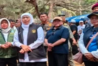 Gubernur Jawa Timur Khofifah Indar Parawansa saat menghadiri kegiatan Sapa Bansos dan Bakti Sosial di Pantai Slopeng, Kabupaten Sumenep, 14 Oktober 2026. (Dok. Ho/RadarBangsa.co.id)
