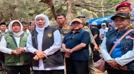 Gubernur Jawa Timur Khofifah Indar Parawansa saat menghadiri kegiatan Sapa Bansos dan Bakti Sosial di Pantai Slopeng, Kabupaten Sumenep, 14 Oktober 2026. (Dok. Ho/RadarBangsa.co.id)