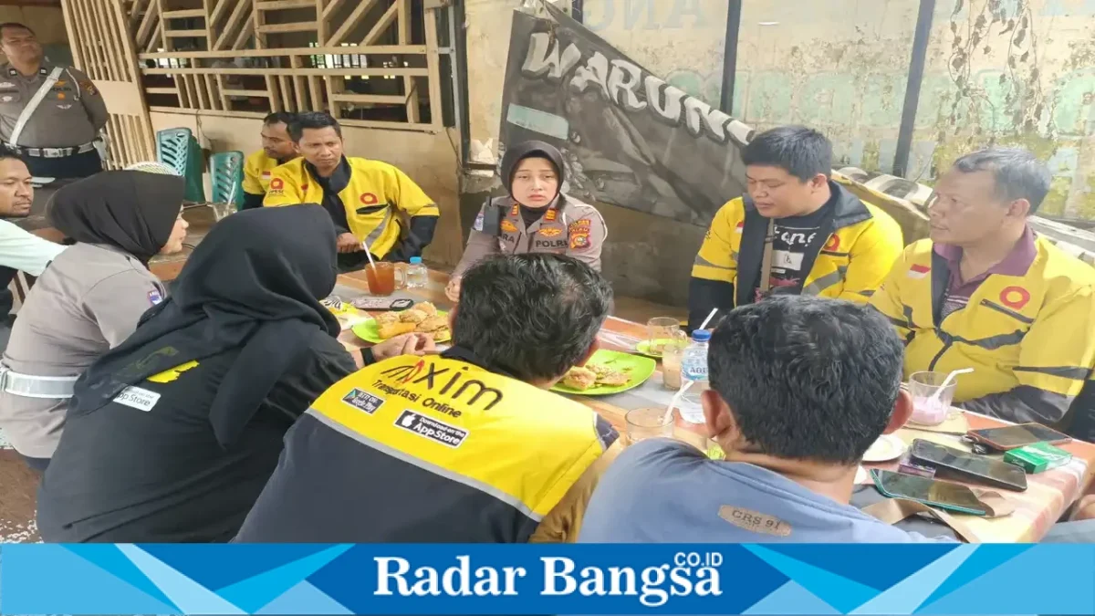 Kasat Lantas Polres Pelalawan AKP Zahratul Aulia Harun bersama personel Satlantas dan pengemudi Maxim dalam kegiatan silaturahmi serta imbauan keselamatan berlalu lintas di Pangkalan Kerinci, Rabu (21/10/2026). (Dok. Ho/RadarBangsa.co.id)