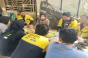 Kasat Lantas Polres Pelalawan AKP Zahratul Aulia Harun bersama personel Satlantas dan pengemudi Maxim dalam kegiatan silaturahmi serta imbauan keselamatan berlalu lintas di Pangkalan Kerinci, Rabu (21/10/2026). (Dok. Ho/RadarBangsa.co.id)