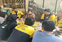 Kasat Lantas Polres Pelalawan AKP Zahratul Aulia Harun bersama personel Satlantas dan pengemudi Maxim dalam kegiatan silaturahmi serta imbauan keselamatan berlalu lintas di Pangkalan Kerinci, Rabu (21/10/2026). (Dok. Ho/RadarBangsa.co.id)