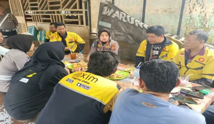 Kasat Lantas Polres Pelalawan bersama para pengemudi ojek online Maxim saat kegiatan silaturahmi dan imbauan keselamatan berlalu lintas di Pangkalan Kerinci.