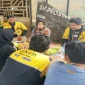 Kasat Lantas Polres Pelalawan AKP Zahratul Aulia Harun bersama personel Satlantas dan pengemudi Maxim dalam kegiatan silaturahmi serta imbauan keselamatan berlalu lintas di Pangkalan Kerinci, Rabu (21/10/2026). (Dok. Ho/RadarBangsa.co.id)