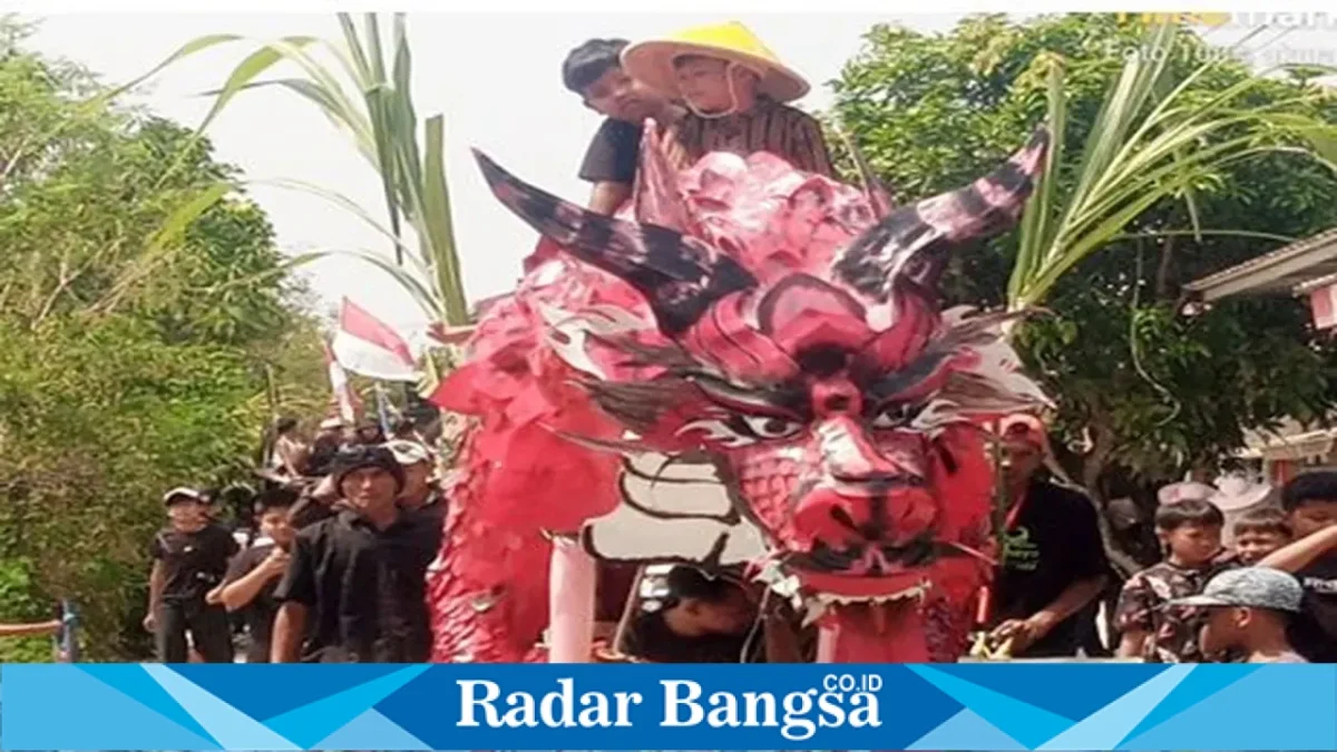 Warga Desa Rancamulya mengikuti karnaval budaya untuk memeriahkan tradisi Sedekah Bumi. (Dok. Jayas /RadarBangsa.co.id).
