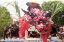 Warga Desa Rancamulya mengikuti karnaval budaya untuk memeriahkan tradisi Sedekah Bumi. (Dok. Jayas /RadarBangsa.co.id).