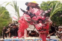 Warga Desa Rancamulya mengikuti karnaval budaya untuk memeriahkan tradisi Sedekah Bumi. (Dok. Jayas /RadarBangsa.co.id).